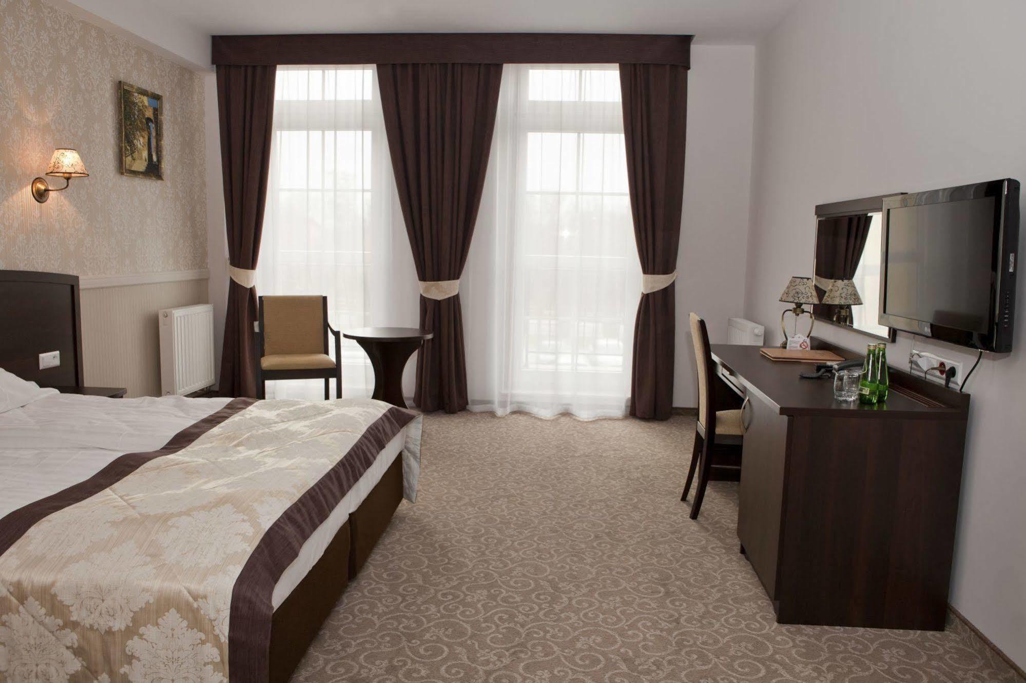Hotel Dwor Dwikozy Exteriér fotografie